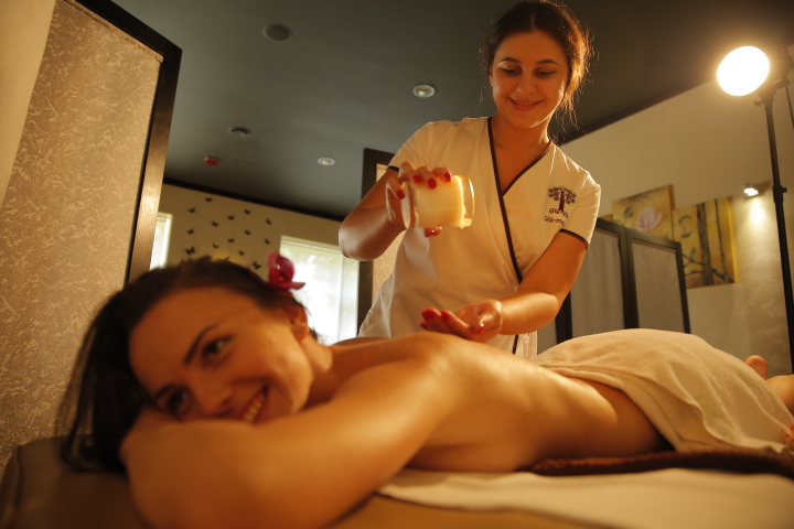 Масаж теплими арома свічками в спа центрі голосіївського району